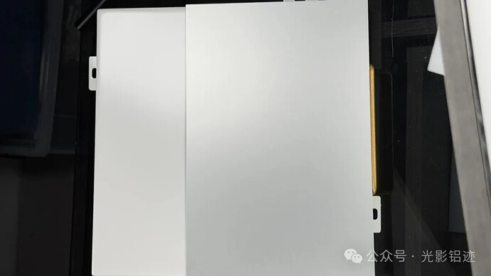左边阳极氧化铝板 右边氟碳铝板